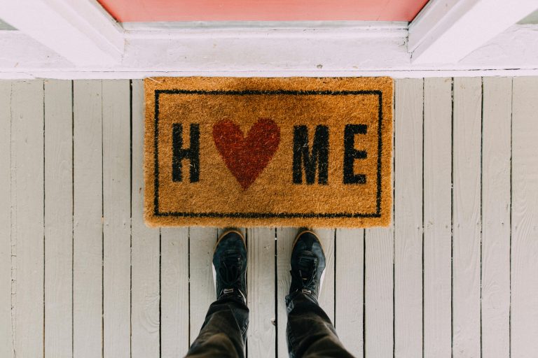 Less Clutter, Less Stress: 6 Ways to Create a Calming Atmosphere at Home